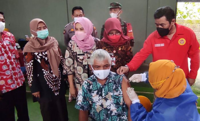Wabup Kediri Dampingi Kepala BIN Jawa Timur Tinjau Vaksinasi di Balai Desa Pandantoyo