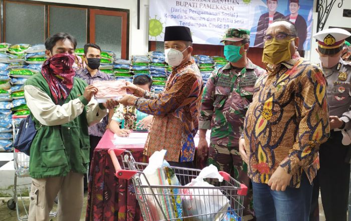 Wakil Bupati Pamekasan Serahkan Bantuan kepada Seniman dan Pelaku Seni Terdampak Covid-19