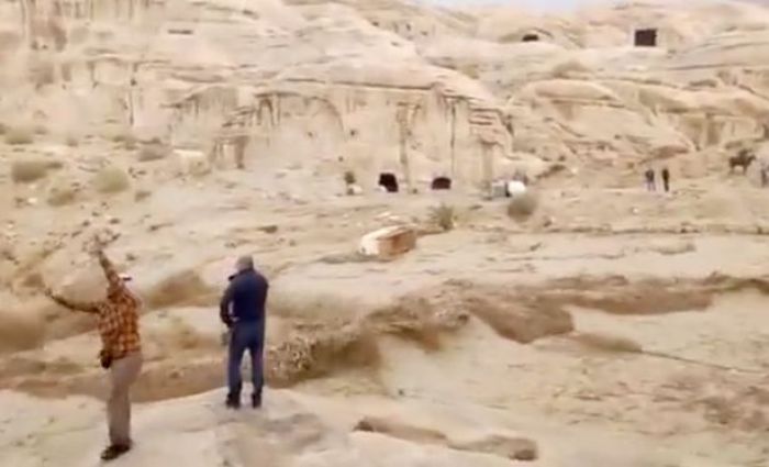 Banjir Bandang Hajar Kota Legendaris: Petra. Ribuan Turis Dievakuasi