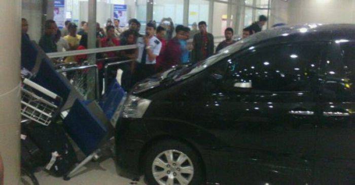 Lagi, Mobil Nyelonong ke Ruang Tunggu Bandara Juanda Terminal 2