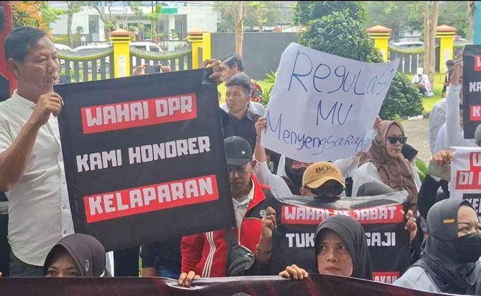 Tuntut Naik Gaji dan Diangkat PPPK, Honorer di Bangkalan Demo