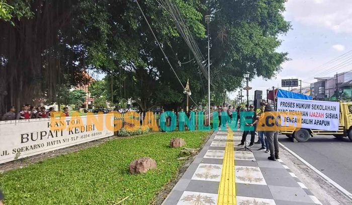 Ratusan Ijazah Ditahan Pihak Sekolah, LSM Ratu Gelar Demo ke Kantor Bupati Kediri Ratusan Ijazah Ditahan Pihak Sekolah, LSM Ratu Gelar Demo ke Kantor Bupati Kediri