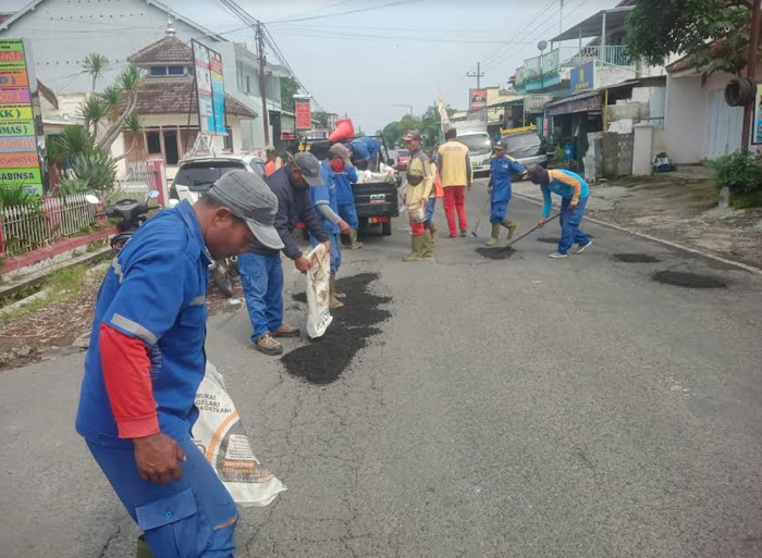 DPUBM Kabupaten Malang Lakukan Percepatan Perbaikan Jalan Sebelum Idulfitri 2024