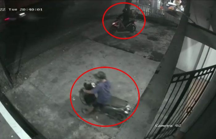 Beraksi Malam Hari, Dua Pencuri Sepeda Motor Terekam CCTV di Waru Sidoarjo