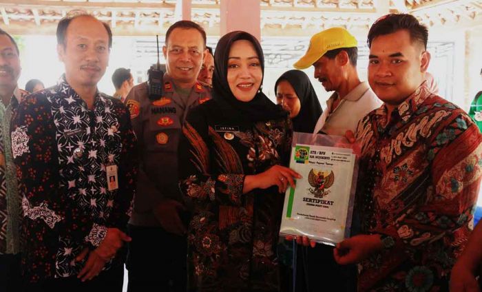 Bupati Mojokerto Bagikan 783 SHM ke Warga Ngarjo