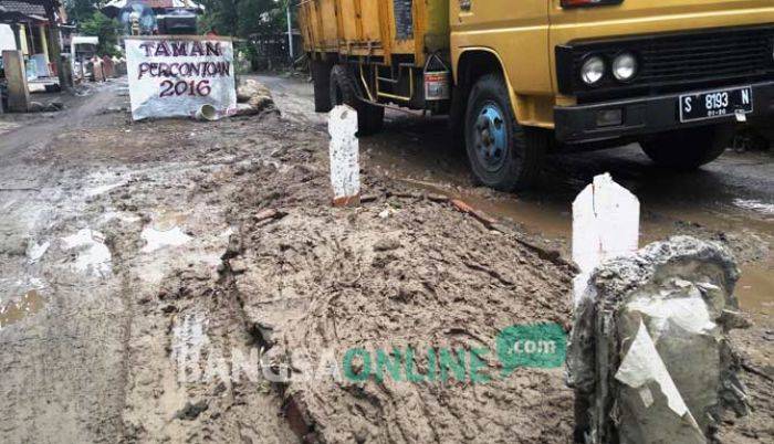 Tiga Tahun Dibiarkan Rusak, Warga Tawangsari Mojokerto Ubah Jalan jadi Makam