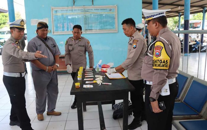 Jelang Libur Nataru, Petugas Gabungan Cek Urine Sopir Bus di Pamekasan