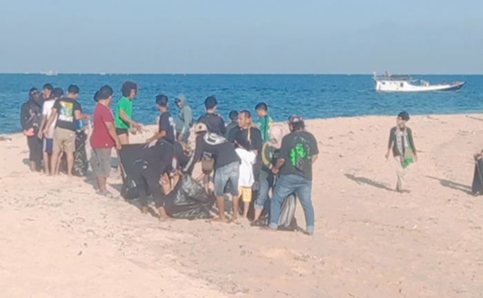 Usai Shalawatan Bareng, Ratusan Bonek Bersih-Bersih Pantai Gili Probolinggo