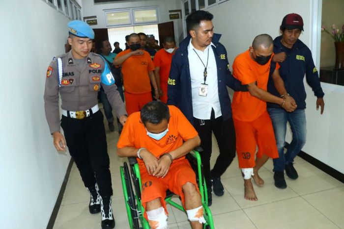 Polres Gresik Rilis Komplotan Pembobol Tabungan Warga GKB, 2 Pelaku Dihadiahi Timah Panas Polres Gresik Rilis Komplotan Pembobol Tabungan Warga GKB, 2 Pelaku Dihadiahi Timah Panas