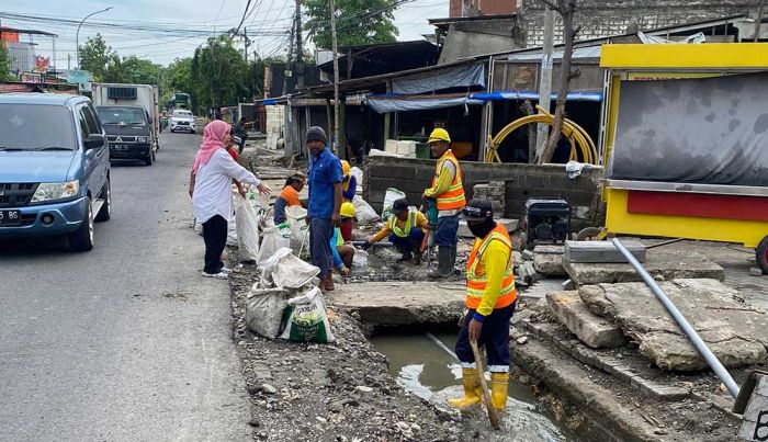 Tangani Banjir, DCKPKP Gresik Bongkar Saluran Air di Wilayah Giri dan PPS