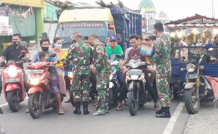 Relawan Gus Barra Bersama TNI Bagi-bagi Takjil Kepada Masyarakat