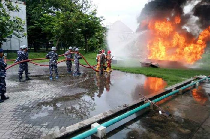 Tim PEK KRI Arun-903 Padamkan Kebakaran di Kolat Koarmada II