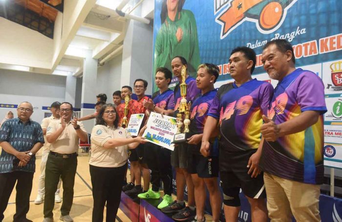 Pj Wali Kota Kediri Serahkan Hadiah ke Juara Turnamen Tenis Meja RSUD Gambiran