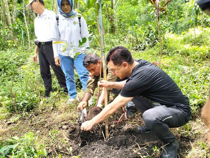 Agenda Tahunan, PT Kencana Maju Bersama Tanam Berbagai Jenis Bibit di Kaki Gunung Welirang