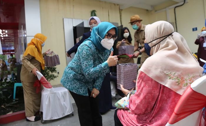 Beri Dukungan Penerima Vaksin dan Nakes, Ketua TP PKK Surabaya Keliling Puskesmas