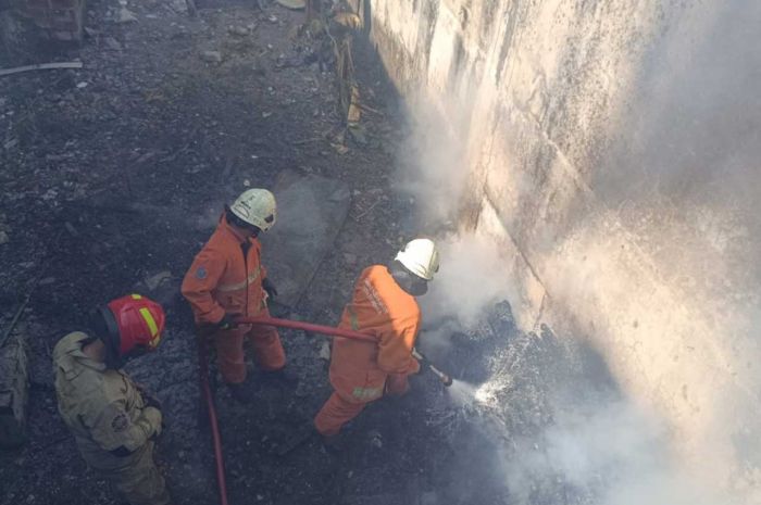 Rumah Kosong di Dukuh Pakis Terbakar, Damkar Surabaya Terjunkan 11 Unit Mobil Pemadam