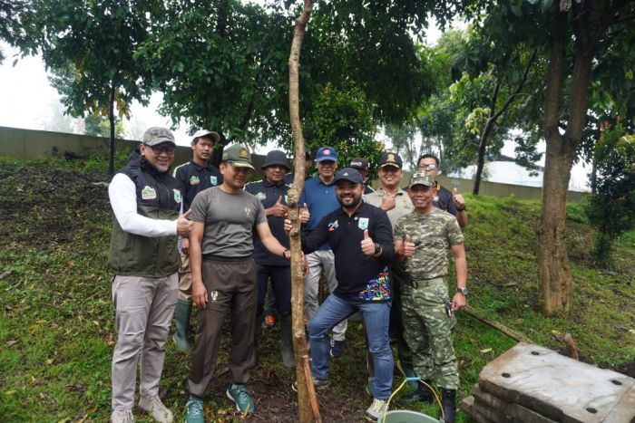 Ribuan Peserta Gelar Aksi Pungut Sampah di Pasar Induk Among Tani yang Digelar DLH Kota Batu