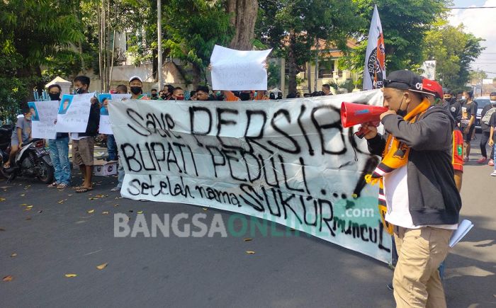 ​Merasa Diakali Bupati Bojonegoro, Suporter Persibo Demo Tolak Abdullah-Sally dan Ancam Boikot