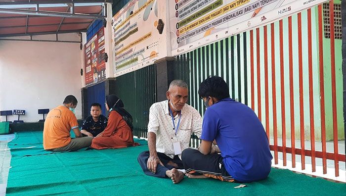 Setahun Lebih Tak Bertemu Anaknya, Pria ini Rela Datang dari Pasuruan ke Lapas Tuban