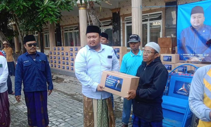 Anggota DPR-RI Hasani Bin Zuber Berbagi Sembako pada Tukang Becak di Bangkalan