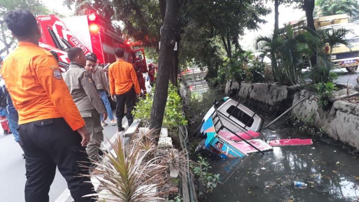 Diduga Sopir Ngantuk, Mobil Bak Terbuka Nyemplung Kali di Raya Manyar Surabaya