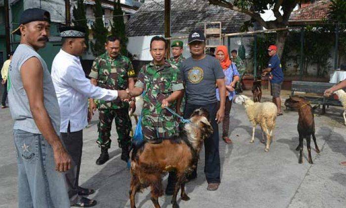 Kodim 0804/Magetan Bagikan Daging Hewan Korban