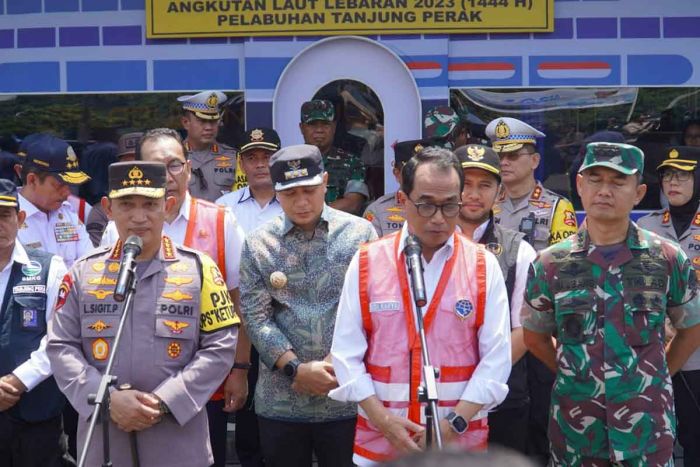 Kapolri Bersama Menhub Pantau Mudik Jalur Laut di Pelabuhan Tanjung Perak Surabaya