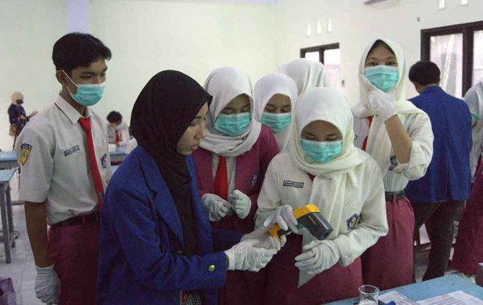 Tim Abmas ITS Latih Siswa SMA Negeri 2 Ponorogo Olah Minyak Jelantah jadi Biodiesel