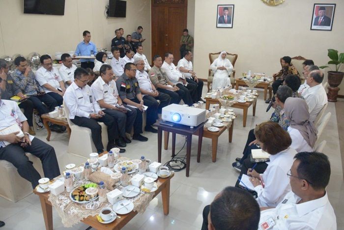 Di Bandara, Gubernur Khofifah Pimpin Rapat Tanggap Bencana