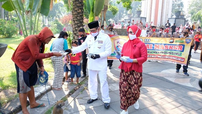 Sukseskan Jatim Bermasker, Polresta Sidoarjo Bagikan Ribuan Masker ke Masyarakat