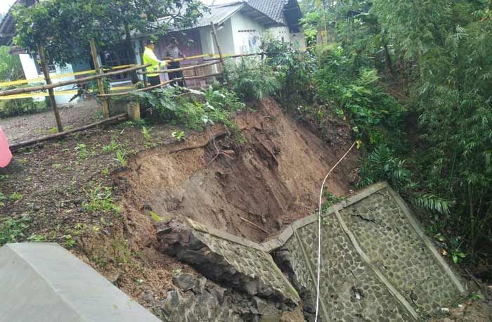 Diguyur Hujan, Jalur Utama Blitar-Malang Retak Akibat Plengsengan Longsor