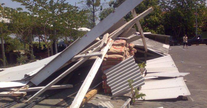 Diterjang Angin, Bangunan Parkir Pemkab Gresik Ambruk