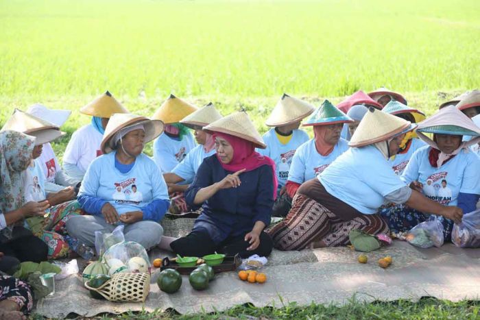 Akrab dan Merakyat, Momen Khofifah Matun Bersama Petani di Ngawi