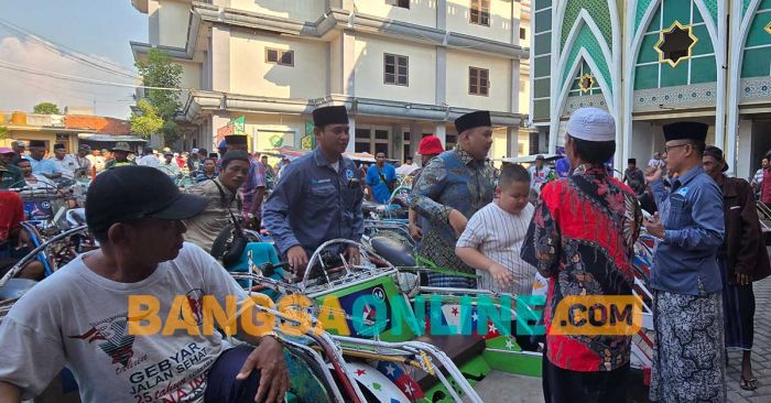 Ratusan Tukang Becak di Bangkalan Terima THR dari Politikus Demokrat