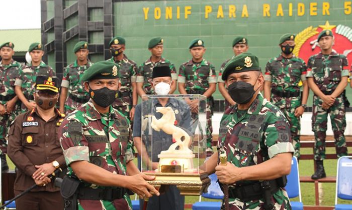 Pangdivif 2 Kostrad Beri Penghargaan Anggota Yonif Para Raider 503/Mayangkara Berprestasi