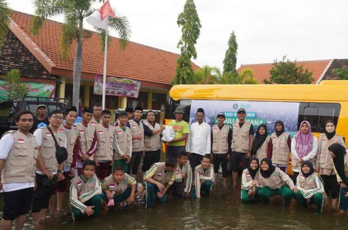 Santri Sunanul Muhtadin Bantu Warga Terdampak Banjir Kali Lamong