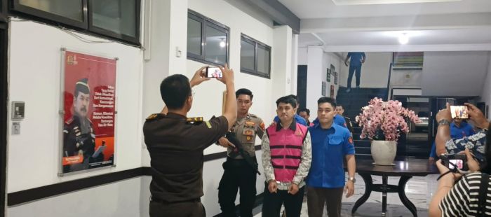 Kejari Sidoarjo Tahan 2 Tersangka Dugaan Korupsi Penyertaan Modal BUMDes Jimbaran Kulon Kejari Sidoarjo Tahan 2 Tersangka Dugaan Korupsi Penyertaan Modal BUMDes Jimbaran Kulon