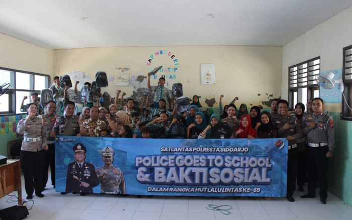 Polresta Sidoarjo Edukasi Lalu Lintas dan Bagikan Bansos ke Sekolah Dusun Kepetingan