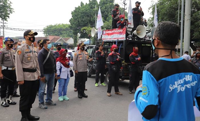 Kapolres Mojokerto Pimpin Pengamanan Keberangkatan Massa Aksi Tolak Omnibus Law ke Surabaya