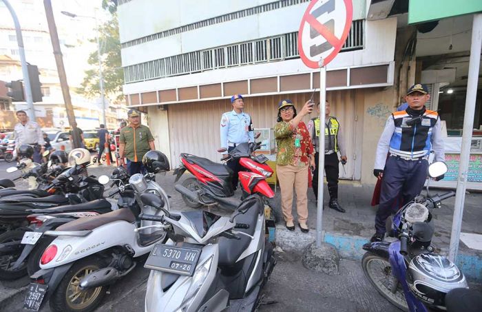 Pengamat Sarankan Pemkot Surabaya Naikkan Tarif Parkir TJU dan Bangun Area Parkir Khusus Pengamat Sarankan Pemkot Surabaya Naikkan Tarif Parkir TJU dan Bangun Area Parkir Khusus