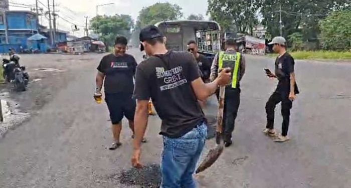 Respons Cepat Polsek Krian Tutup Jalan Berlubang