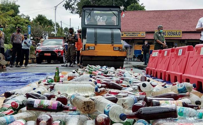 Polres Madiun Kota Musnahkan Ratusan Botol Miras dan Knalpot Brong Hasil Operasi Pekat Semeru 2021