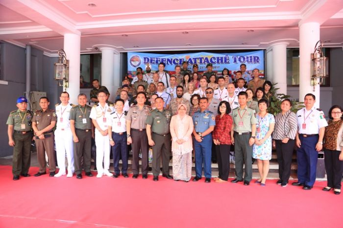 Risma Paparkan Kemajuan Kota Surabaya Dalam Acara Tour Atase Pertahanan Negara Sahabat