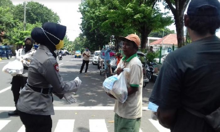 Kurangi Beban Ekonomi Warga Terdampak Corona, Polres Probolinggo Kota Bagi-Bagi Sembako