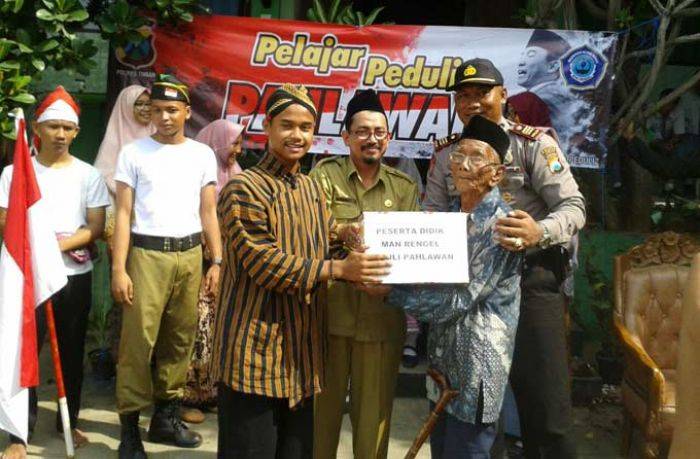 Polsek Rengel Ajak Pelajar Peduli Pahlawan: Sambangi Karsidi, Pelaku Pejuang Perang 10 November