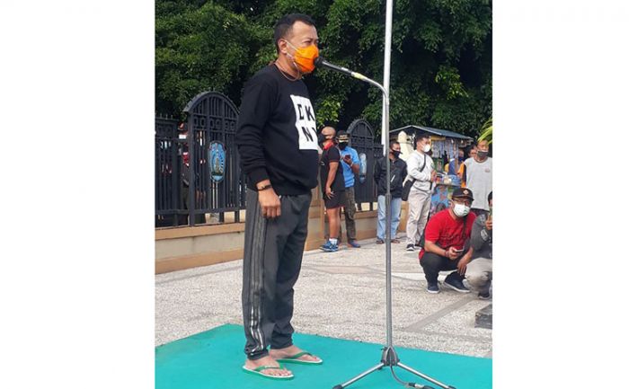 ​Kenakan Sandal Jepit, Bupati Sugiri Sancoko Lakukan Aksi Bersih-Bersih Sungai