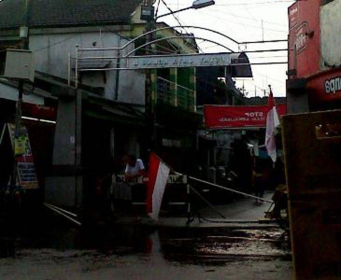 Pukul 06.00 wib, Warga Dolly Blokade Jalan Masuk Lokalisasi