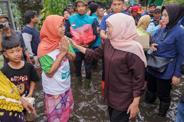 Tinjau Banjir di Waru, Khofifah Beri Solusi dan Salurkan Bantuan untuk Warga Terdampak