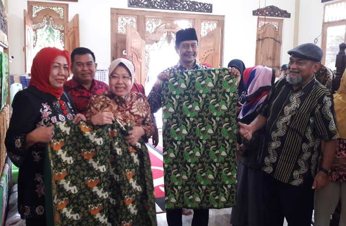 Risma Support Perajin Batik di Cerme Lor Gresik