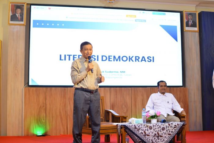 Jadi Pemateri di Unirow, Gaguk Sudarmo Ajak Pelajar Tuban Melek Demokrasi Sejak Bangku Sekolah